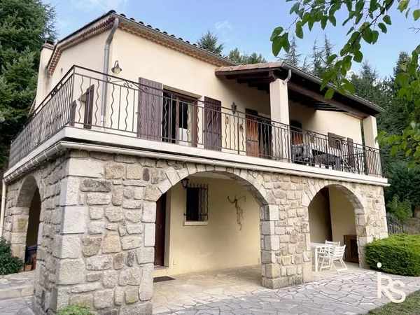 Une villa traditionnelle de 172 m2 avec une très jolie vue e