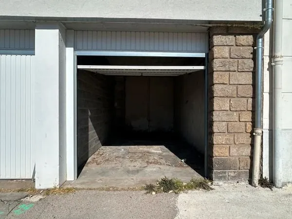 Garage fermé- QUARTIER REPUBLIQUE