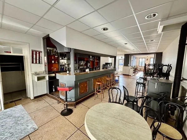 TAULIGNAN, ENSEMBLE IMMOBILIER AVEC LOCAL BAR/RESTAURANT (li