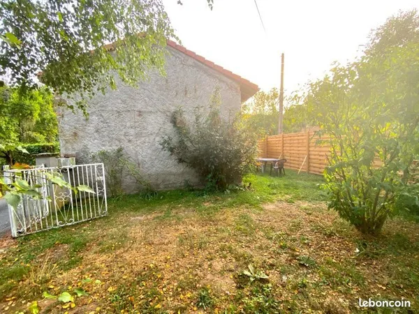 Location petite maison, jardin et stationnement