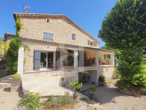 Propriété en pierres entre Grignan et Nyons sur terrain paysag
