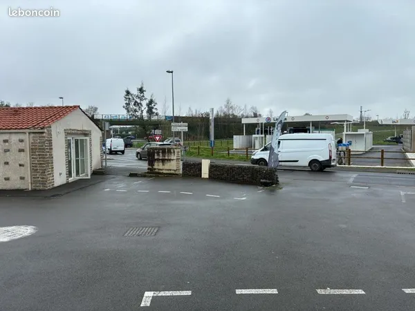 Locaux devant Leclerc