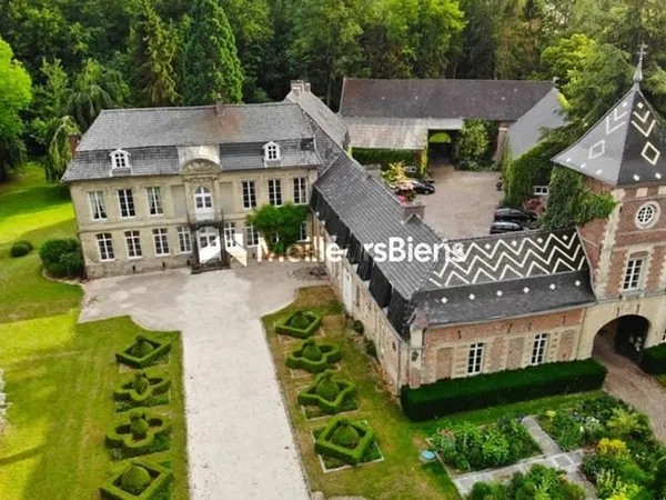 Magnifique Château du 18ème Siècle - 8 Studios Loués - 5 Chambres d'Hôtes - 2 Grandes Salles