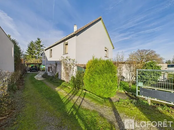 Maison individuelle avec garage et jardin