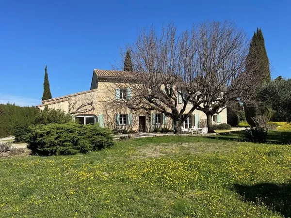 Mas à vendre à Séguret avec un beau jardin arboré, une piscine, une superbe vue et un accès Pmr
