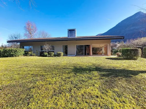 Annecy le Vieux, à 500 mètres du lac sur un terrain arboré de 1 400 m2, maison d'architecte de 134 m