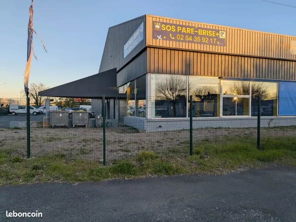 Local Commercial 150M2 Avenue Pierre de Coubertin Allée de la Garenne Belle visibilité Parking