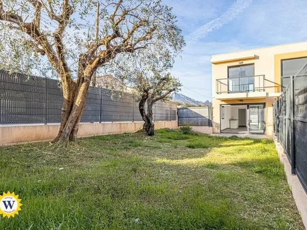 Maison mitoyenne avec grand jardin aux Plans de Carros