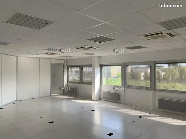 Local bureaux 880 m²