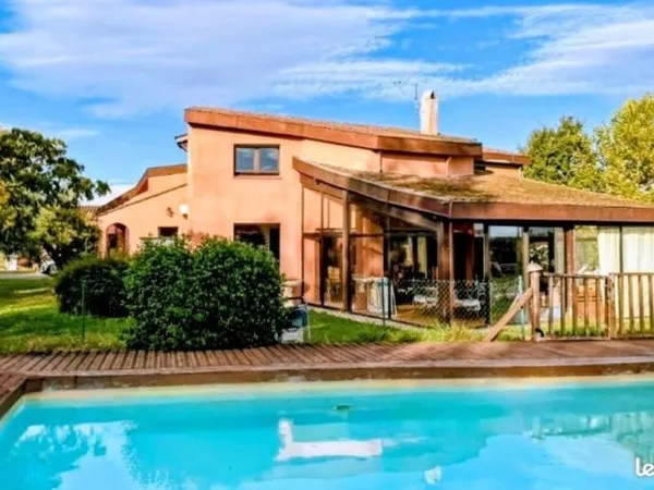Maison architecte 8 pièces. 250m². Garage 50 m². Jardin 2700m². Piscine