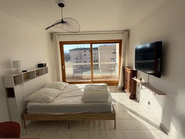 Plein centre,Grande chambre, balcon, 3 colocatrices actuellement