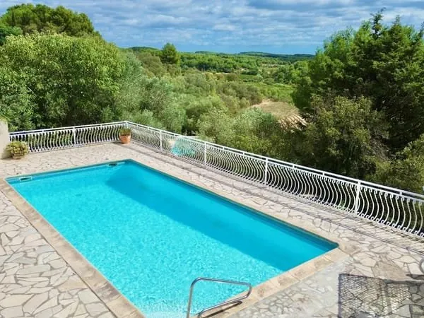 Maison en position dominante avec vue panoramique, à quelques kilomètres de Pézenas
