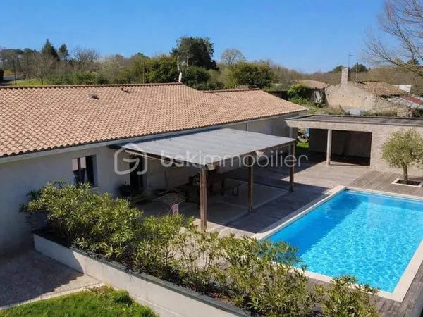 Maison familiale avec piscine au Tâtre
