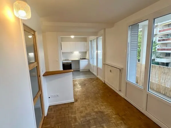 À louer - Appartement 2 pièces ( T2 ) refait à neuf avec Balcon,Place de parking privative + Cave