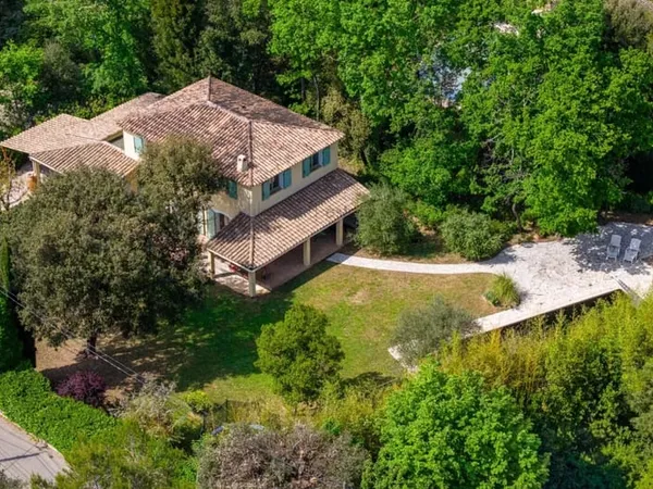CO-EXCLUSIVITÉ - VALBONNE - VILLA FAMILIALE - ENVIRONNEMENT CALME - PROCHE ÉCOLES INTERNATIONALES & 