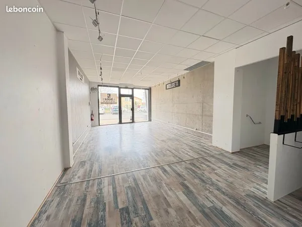 Local commercial 76 m² RENAISON