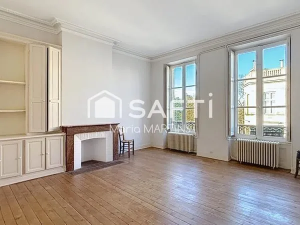 Belle adresse pour ce grand 2 pièces de 80m2 transformable, à rafraîchir