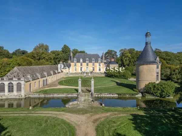 Dans le Perche sarthois, à 2 h de Paris, un château Mh du 17e s. Et ses 108 ha de terres.