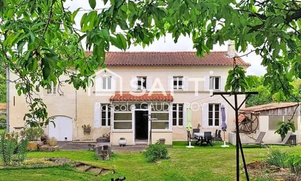 Belle charentaise de 198 m², aux portes de Pons !