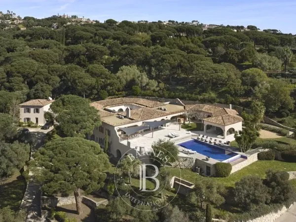 SAINTE-MAXIME - PROPRIÉTÉ D'EXCEPTION AU COEUR D'UN DOMAINE PRIVÉ