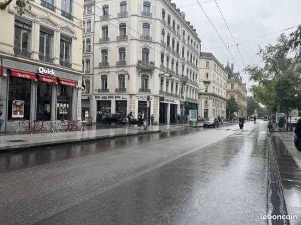 Local commercial 239 m²