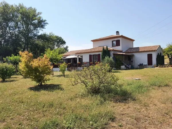 Vente de villa sans voisins sur un parc de 9000 m² avec ruisseau