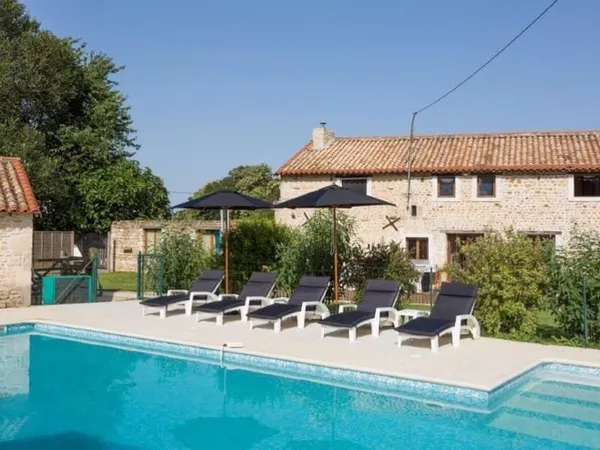 Manor house and 5 gîtes 27 guest capacity 460 m2 living space and 2,700 m2 garden 2 heated swimming 