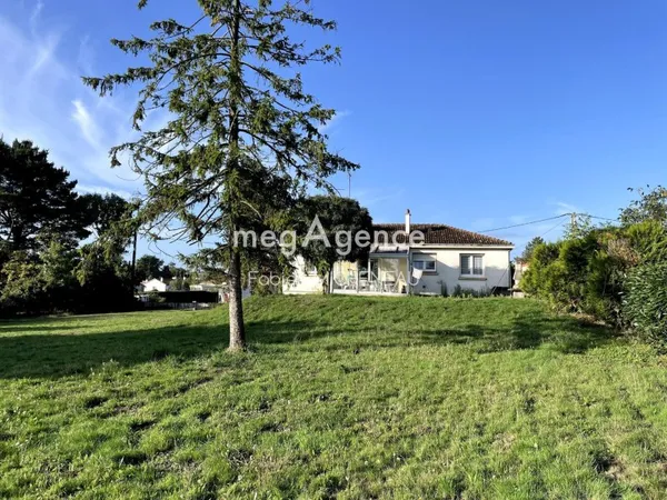 Maison 100m² lumineuse avec grand terrain constructible - Le May-sur-Erve