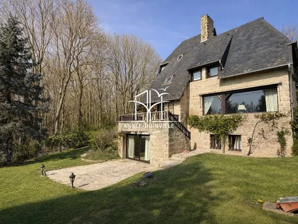 VILLA DANS UN DOMAINE PRIVÉ
