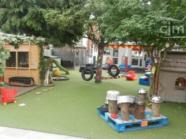 CRÈCHE 72 m² & T5 100 m² SUR TERRAIN 556 m²