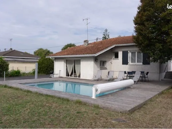 Maison avec piscine et double garage