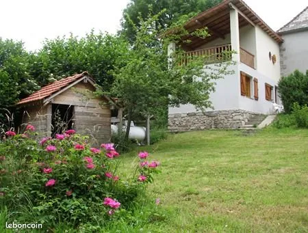 Entre Auzances Pontaumur Croq Giat maisonnette meublée