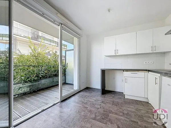 CORBEIL-ESSONNES - Studio en excellent état avec parking - À 10 min du RER D