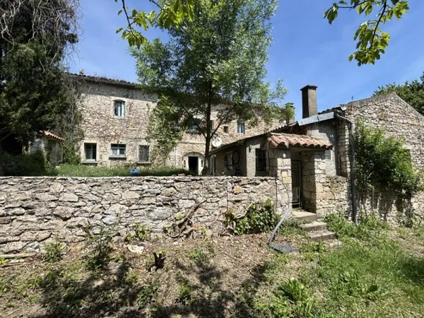Grand Corps de Ferme à Soyans 550 m2 sur 19 ha