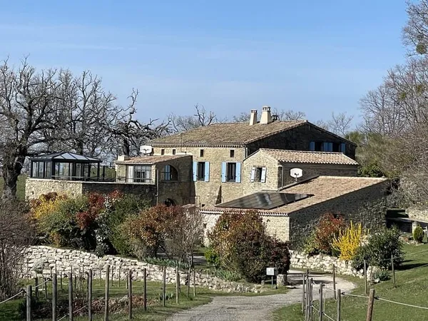 Vue imprenable pour ce mas de charme en pierres à seulement 20' de Dieulefit