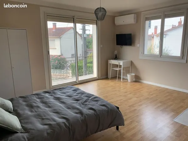 À louer - Très grande chambre avec salle de bain privative et balcon en colocation