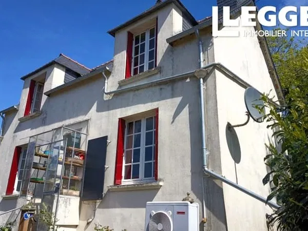 Une spacieuse propriété de deux chambres, avec dépendances et terrain, située dans un emplacement id