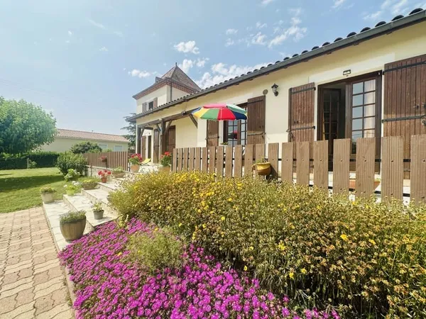 Maison de 4 chambres avec un garage double et un potentiel de développement supplémentaire