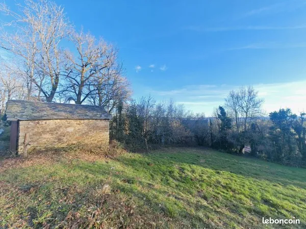 Ancienne étable avec dépendances, bois et prairie