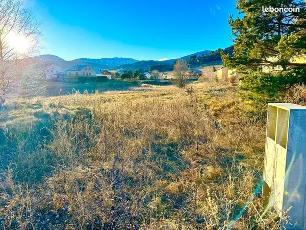 Beau terrain constructible Puyvalador