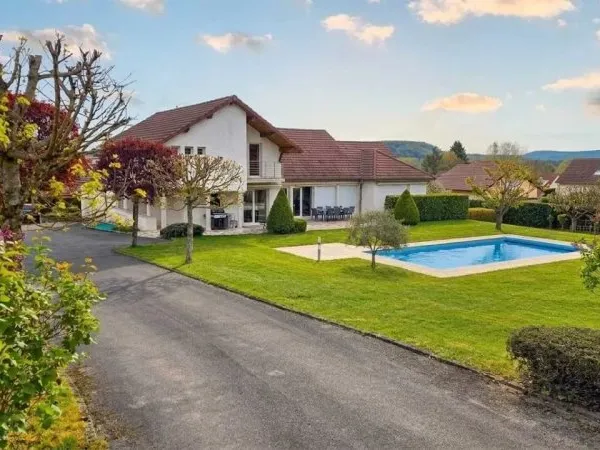 A 15 MN DE BESANÇON - VILLA DE STANDING DE 270 M² AVEC PISCINE