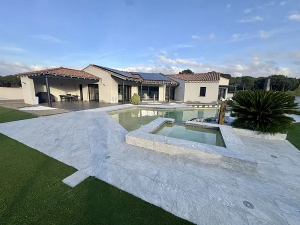 Villa contemporaine avec piscine et garages