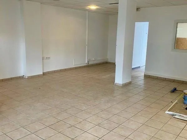 Local commercial à louer - 75 m² - Emplacement stratégique - Saint-André