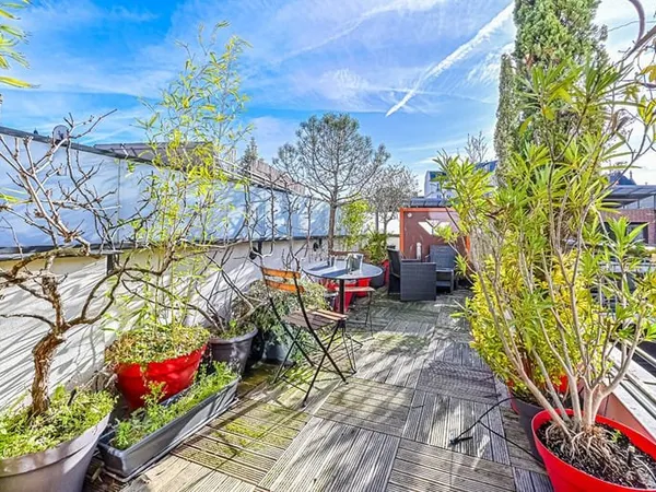 Paris 19 Jourdain dernier étage Duplex loft 64 m2 pondérés Terrasse Cave