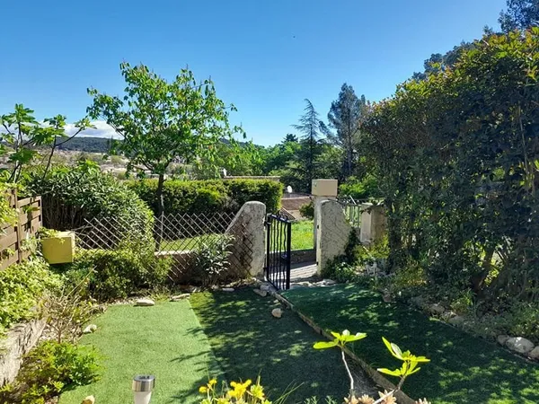 Lorgues, Au calme charmant studio avec jardinet , terrasse et vue dégagée.