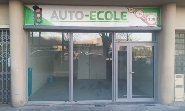 Local en RDC d'une surface totale de 61 m² et sous sol de 30 m² environ - RODEZ