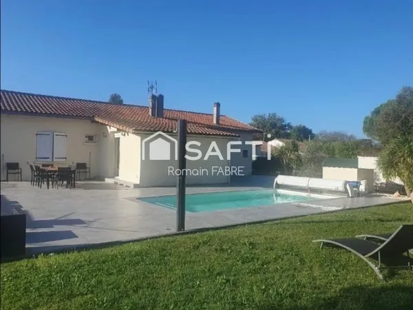 Maison de plain-pied avec 3 chambres, 1 studio, garage avec piscine et belle parcelle de terrain
