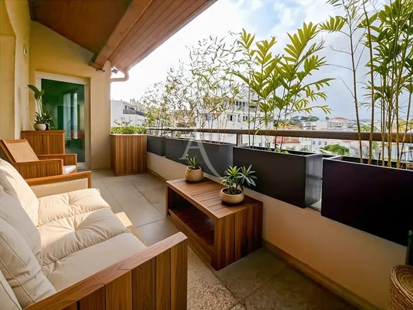 Cannes - 3 Pièces rénové - Dernier étage - Terrasse - Box - Vue dégagée