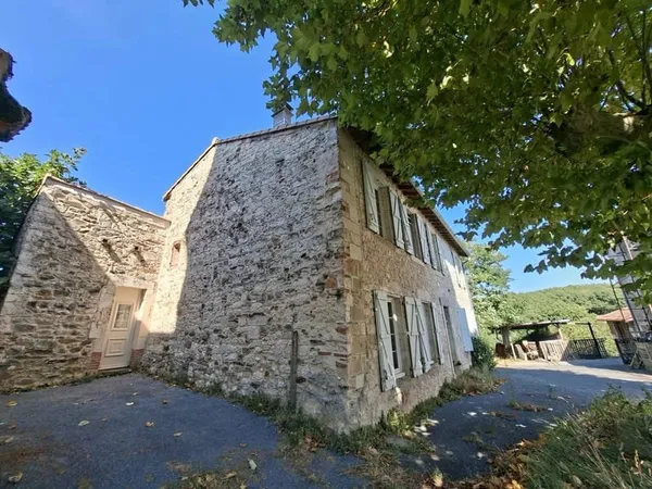 Maison en pierre avec jardin