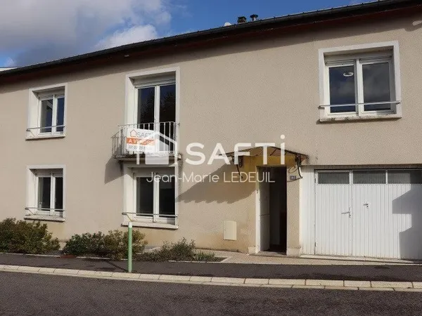 Maison de village, aménagée en deux appartements.
